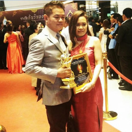 CEO of Green Crystal and his wife, received the 4th Kinnaree Gold Award